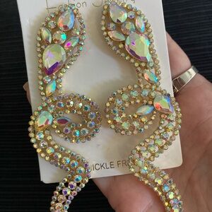 NWT Earrings rhinestone snake post back love that sparkle 💖